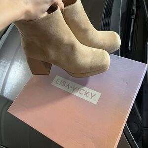 NIB Lisa Vicky Tan Camel Suede Ankle Boots 7.5